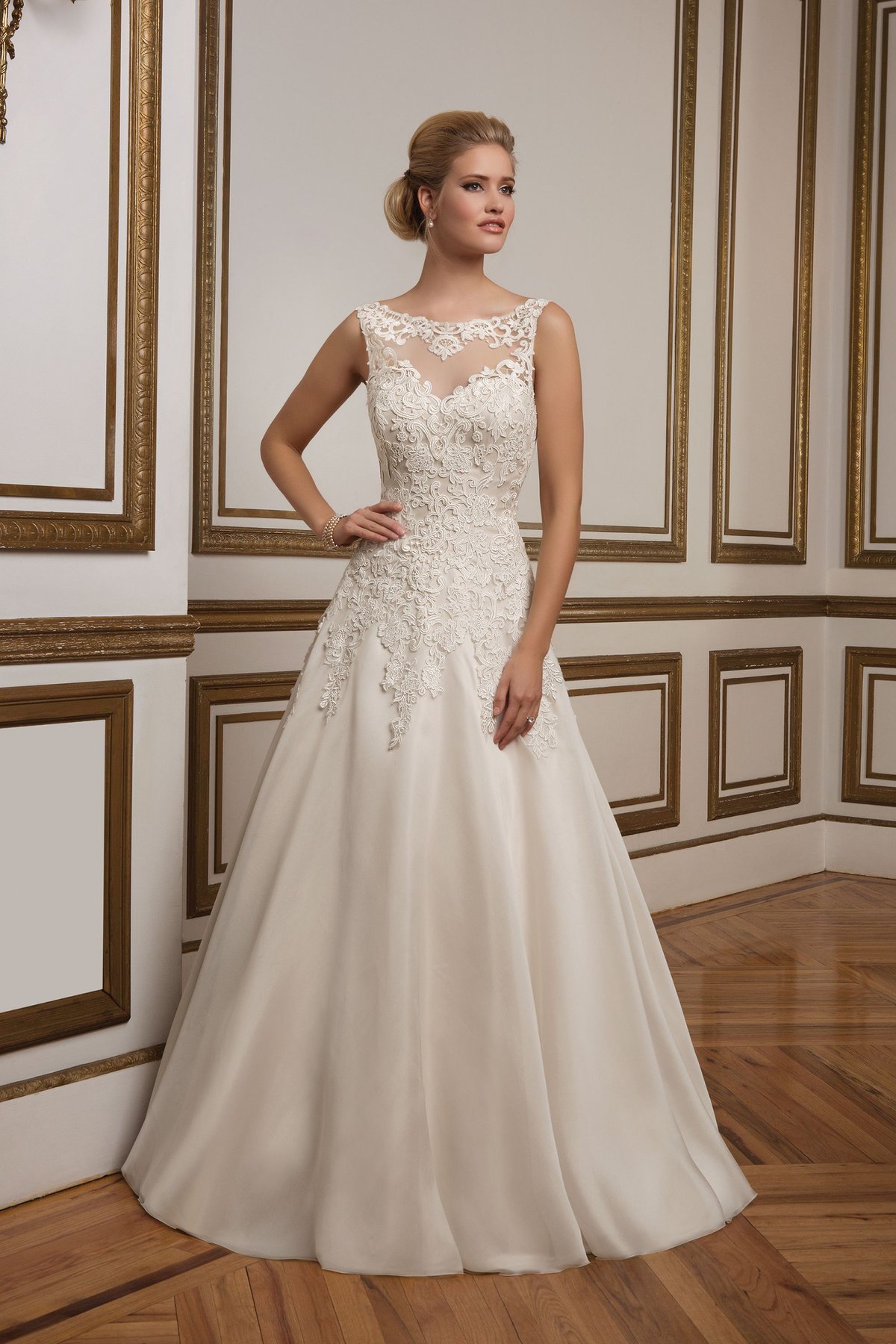 スタンダード　ドレス 8835: Lace and Organza Sabrina Neckline A-Line Bridal Gown