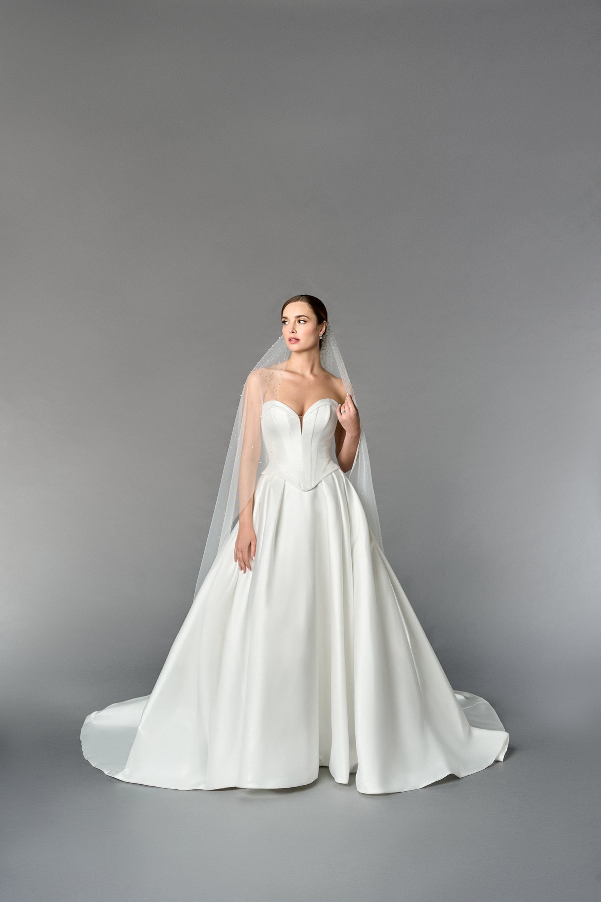 TG1108L060: Waltz Length Tulle Veil with Scattered Graduate Pearls