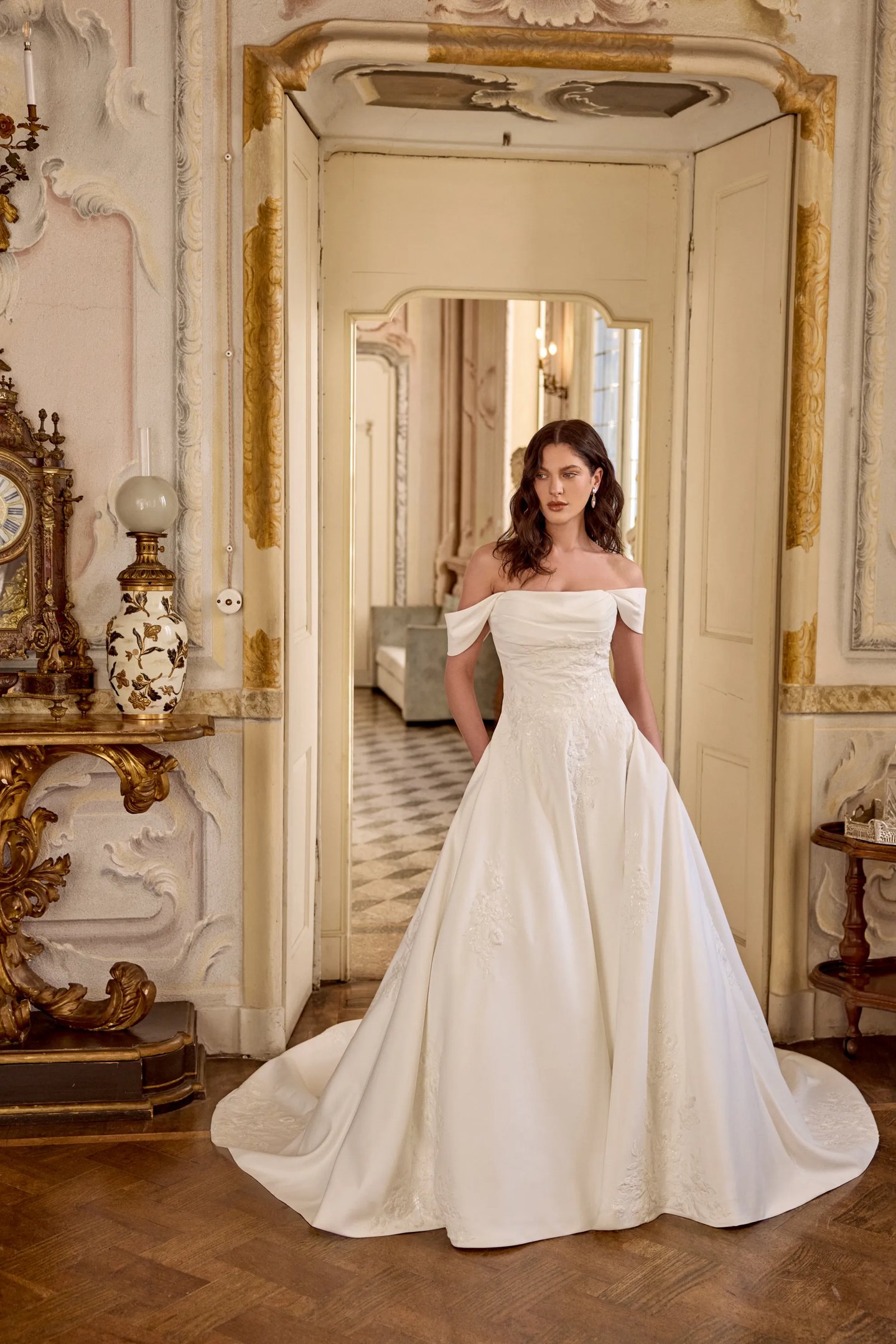 luxury satin wedding dresses Vintage Wedding Dresses Luxury Strapless Satin Wedding Gown Long Train Custom