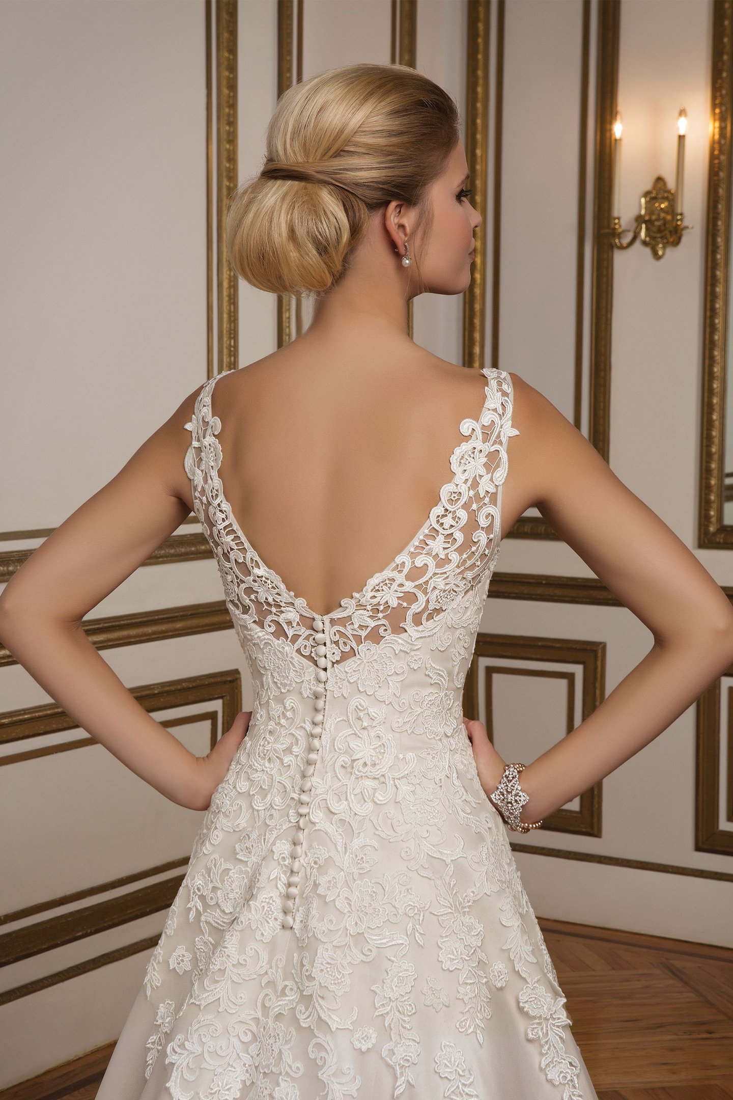 アルマーニ　ベビー　ドレス 8835: Lace and Organza Sabrina Neckline A-Line Bridal Gown