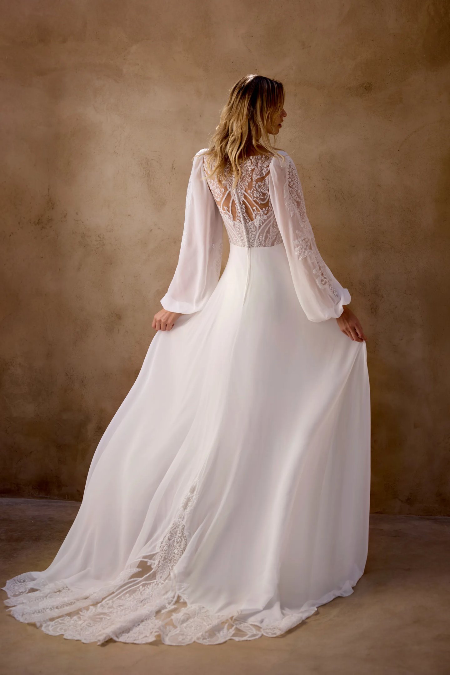 long billow sleeve chiffon a-line wedding dress Chiffon Long Sleeve Bridal Gown M / Off White
