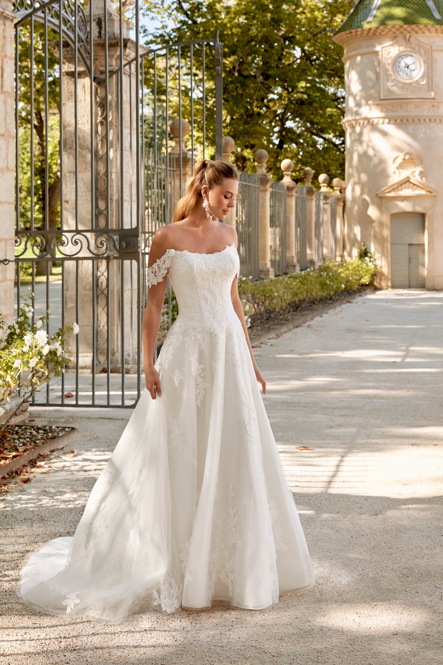 white dress rehearsal dinner Feather Halter Mini – Bridal Each piece features unique Long Online Gown Price short sleeve dress Size:XS/Fit Bust: 34.6