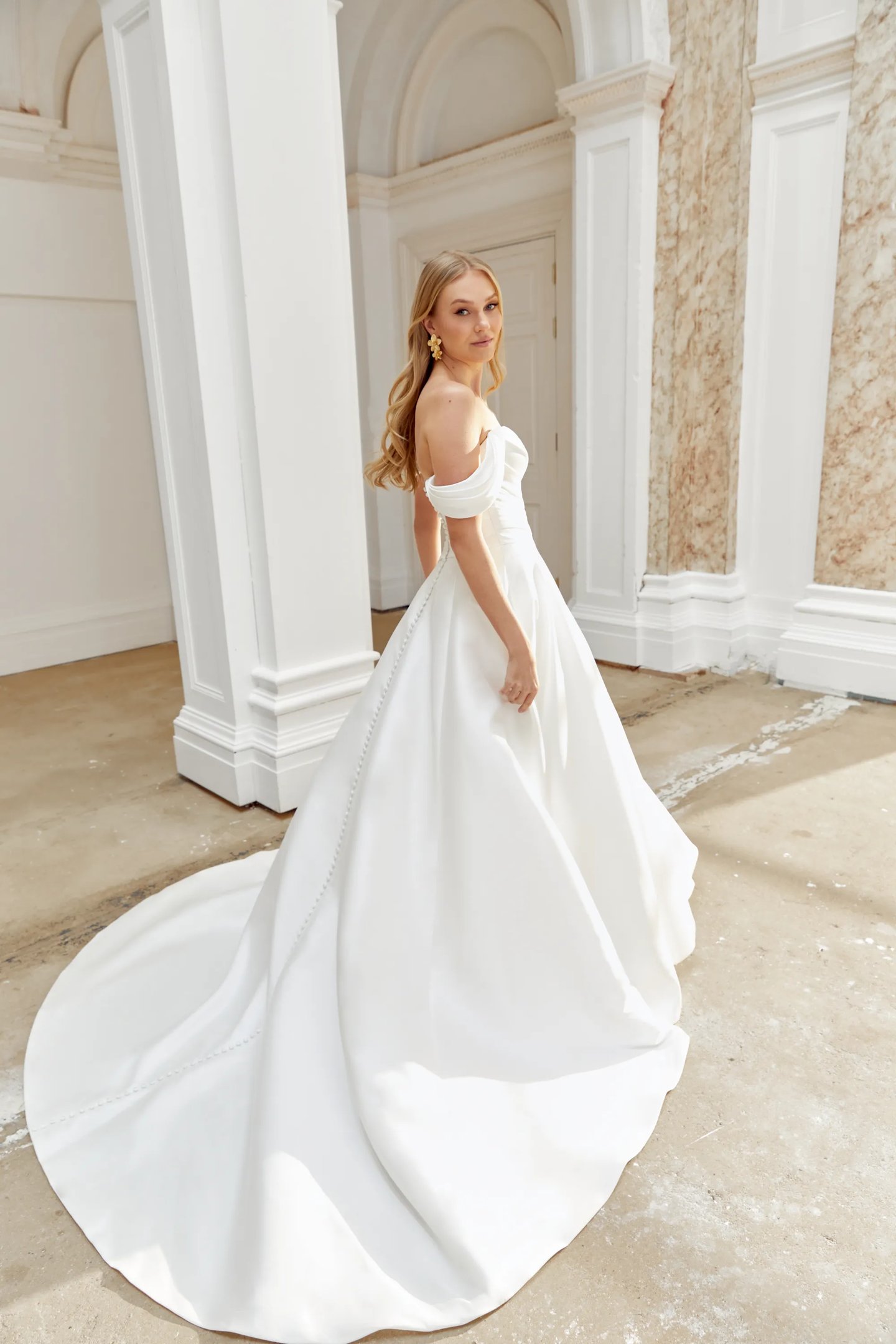 a line asymmetrical wedding dresses A-Line V-Neck Long Sleeves Elegant Casual Asymmetrical Chiffon Wedding Dress with Zipper Back Diamond White / 20