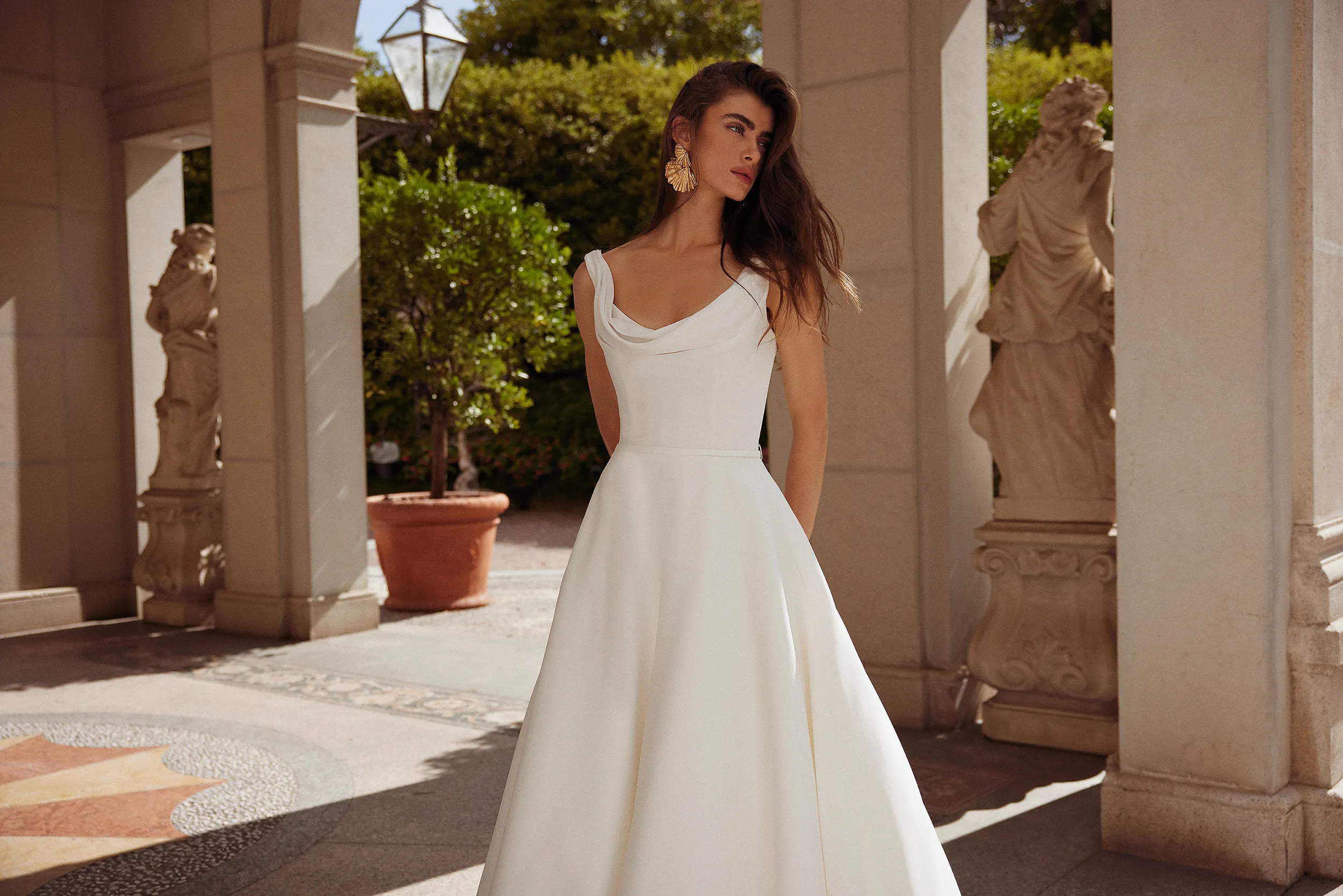 robe de mariée Grove 88321 Justin Alexander en crêpe et satin, silhouette robe de bal avec encolure drapée