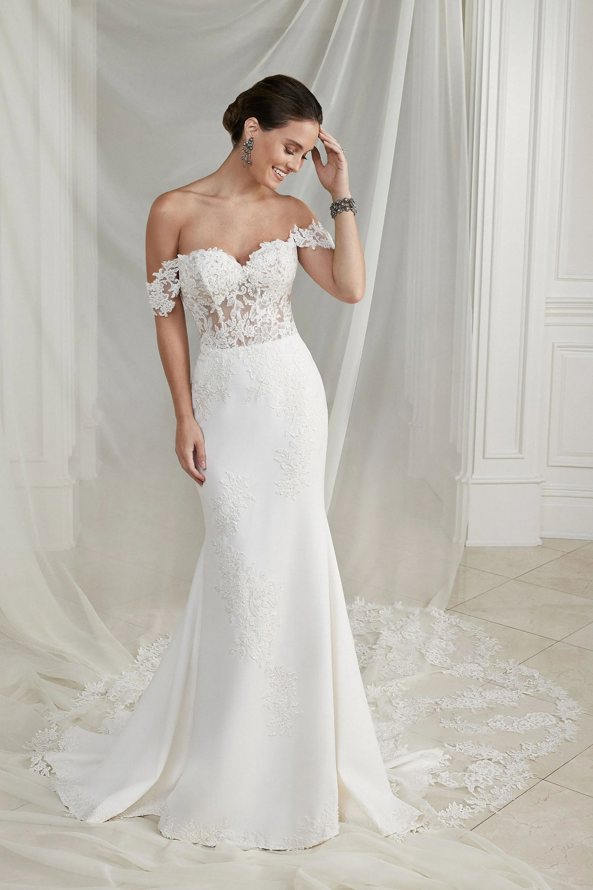 【新品】ANDRESD Hope: Fit and Flare Wedding Dress with Exposed Boning and