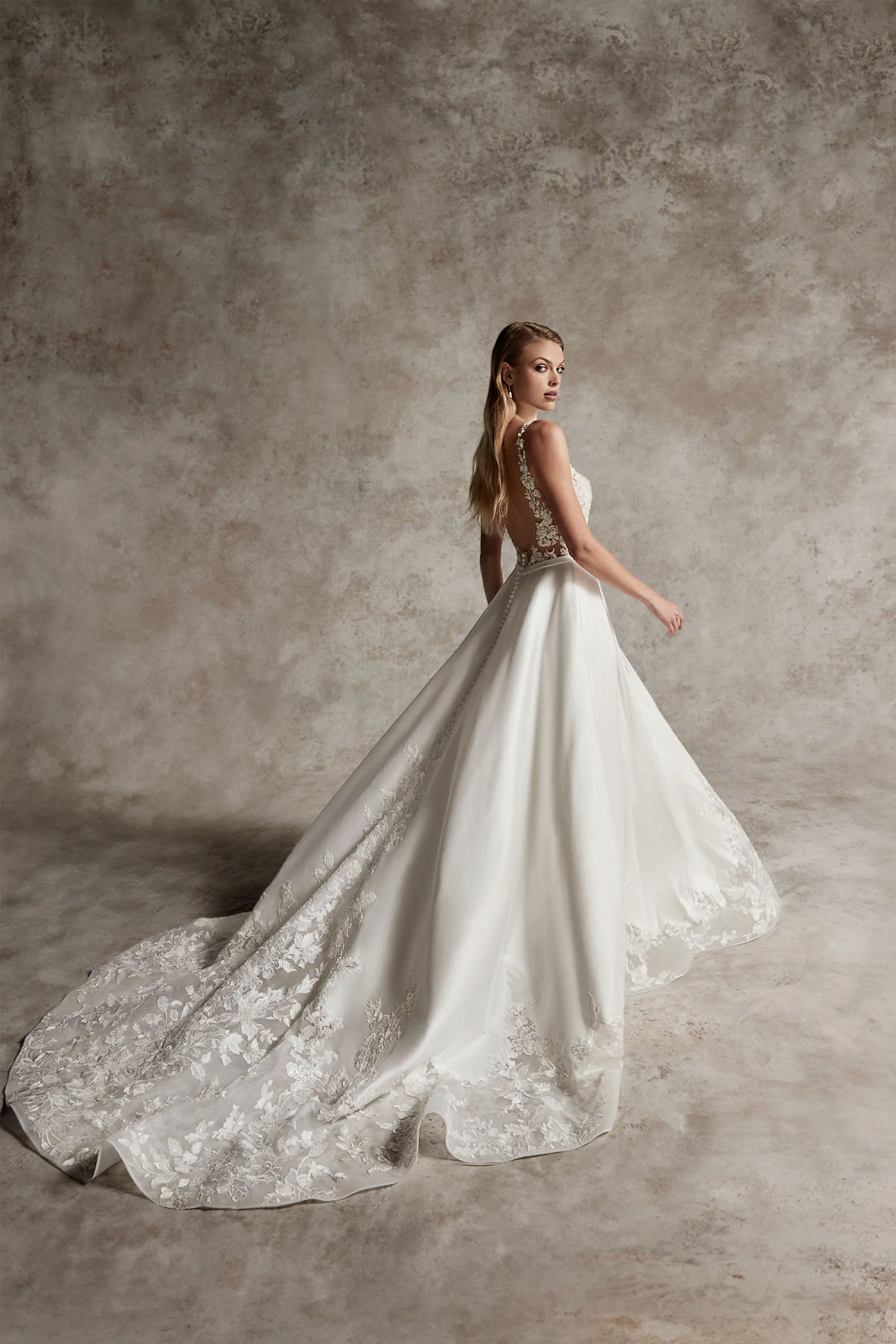 Justin Alexander ウェディングドレス Bliss: Organza Ruffle Skirt Ball Gown with Strapless