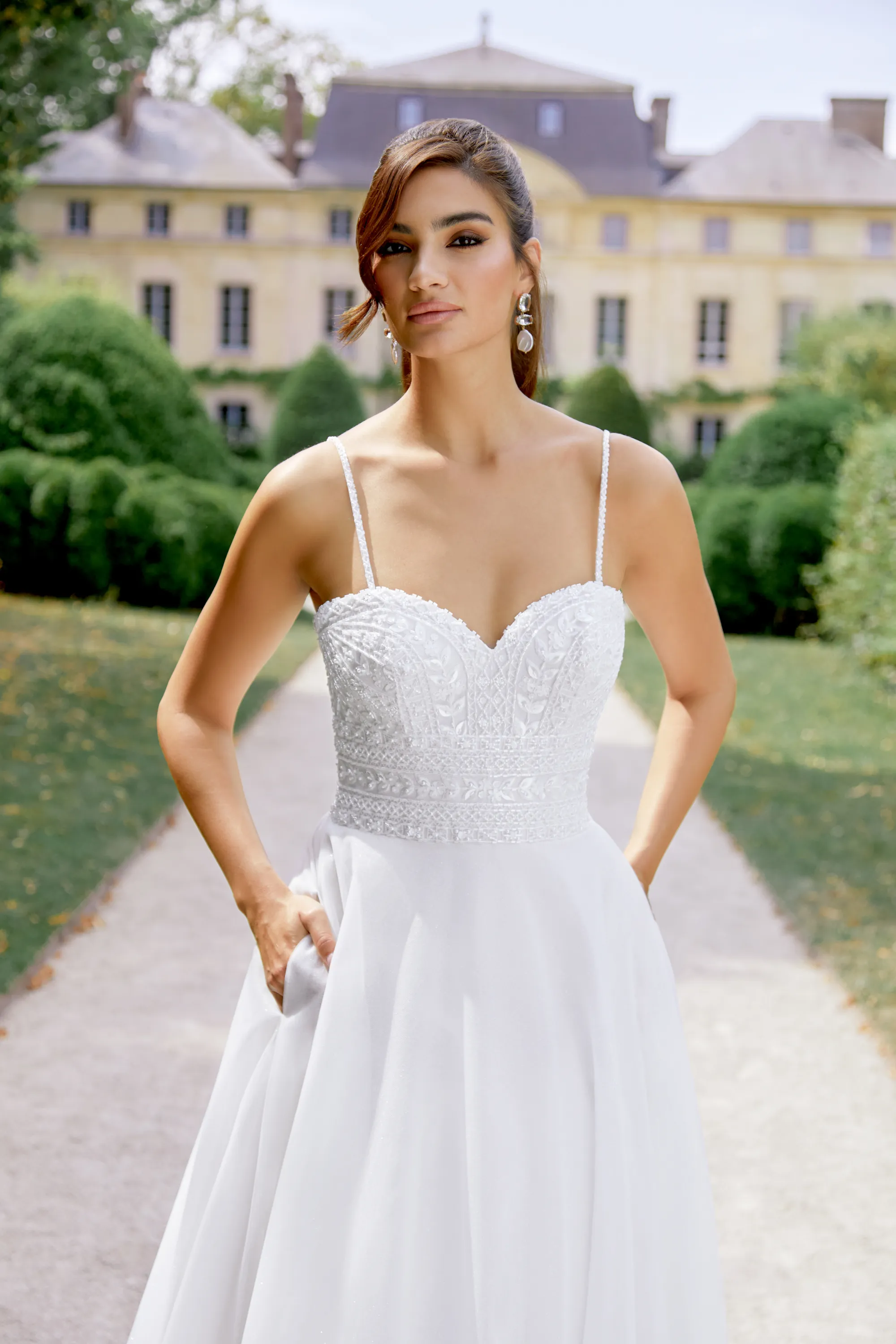 オパールのモックス 英語 4枚 44441: Off-the-Shoulder Ball Gown with Beaded Bodice and