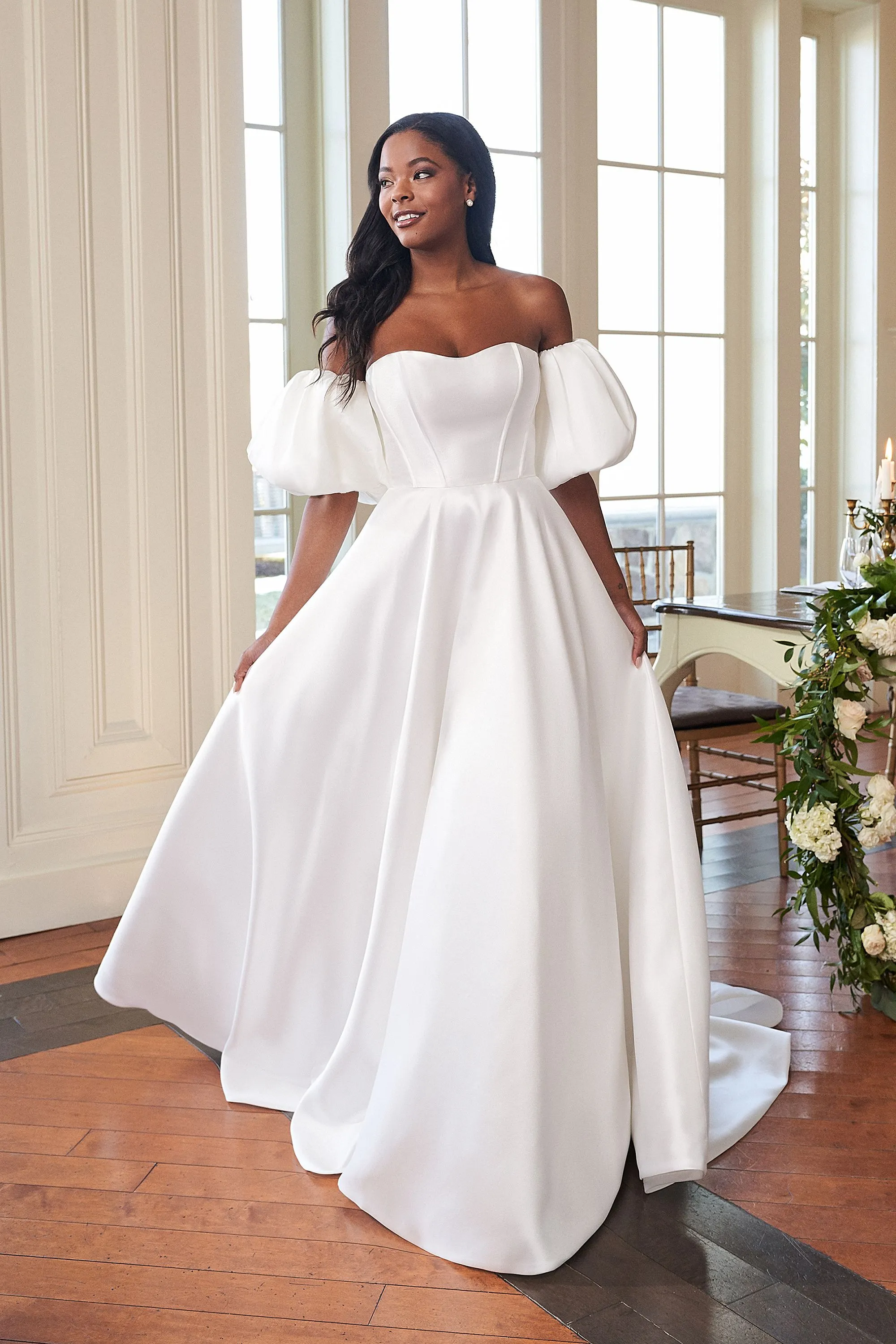 ウェディングドレス　ドレス　ウェディング 44448: Scoop Neck Ball Gown with Mikado Bodice and Tulle