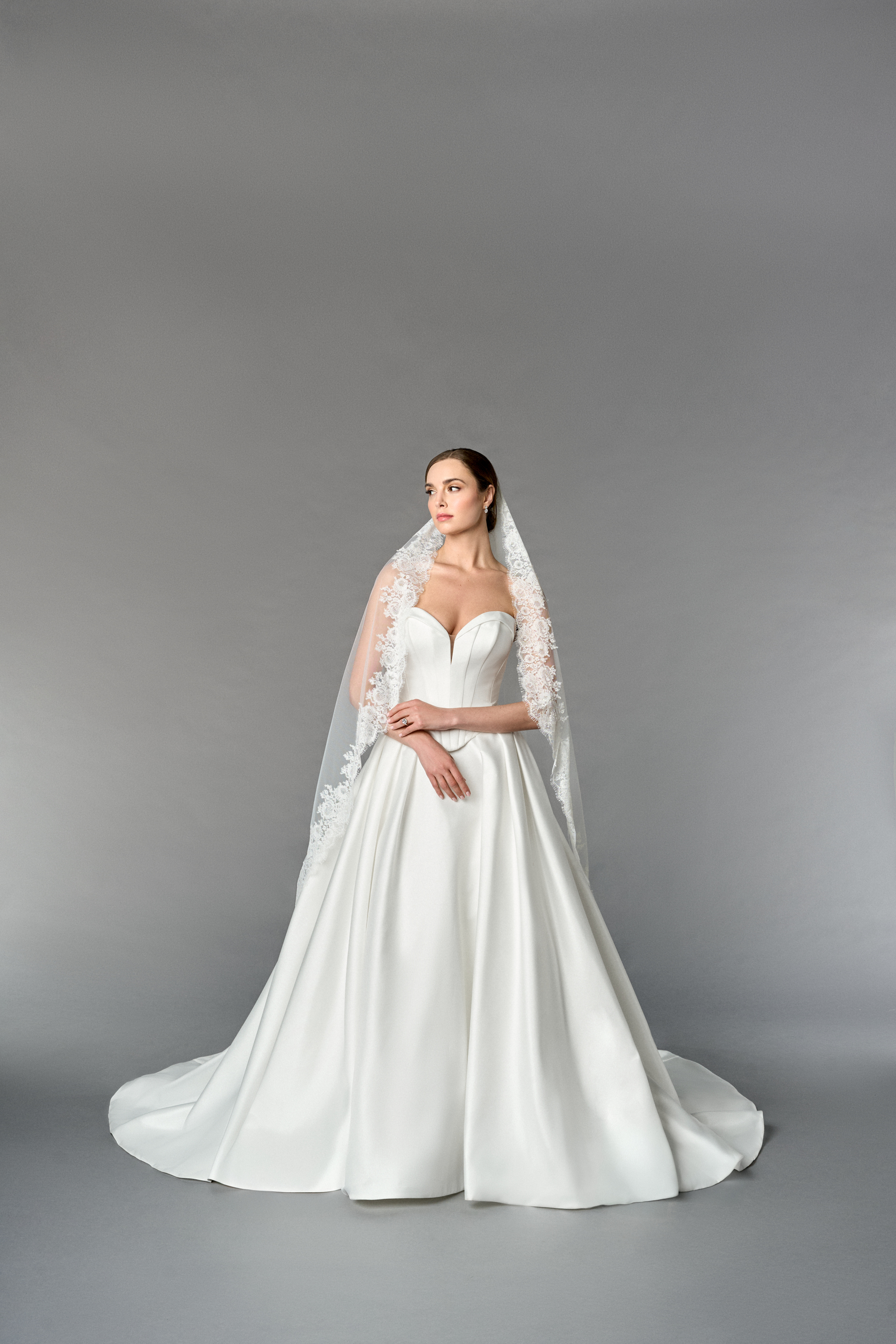 TG1110L060: Waltz Length Tulle Veil with Chantilly Lace Edge and